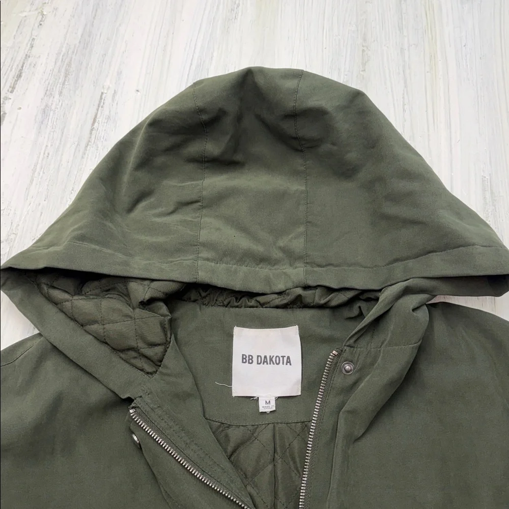 BB Dakota look placket neckline